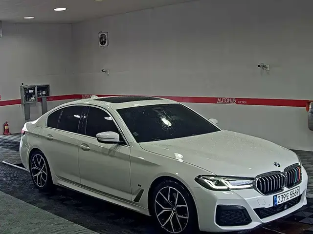 BMW 5- 2021