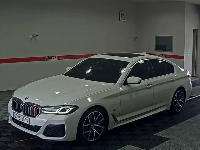 BMW 5- 2021