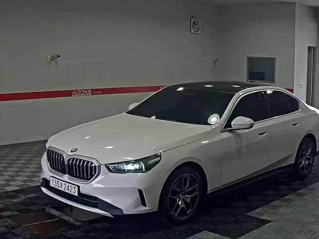 BMW 5- 2023
