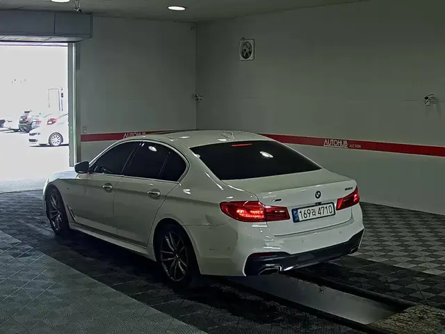 BMW 5- 2017