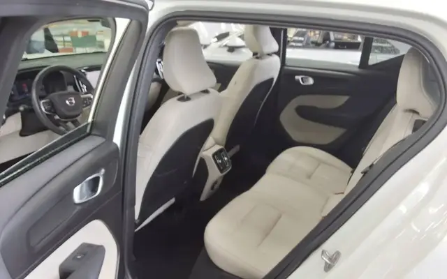 VOLVO XC40 2023