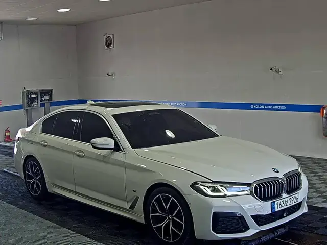 BMW 5- 2022