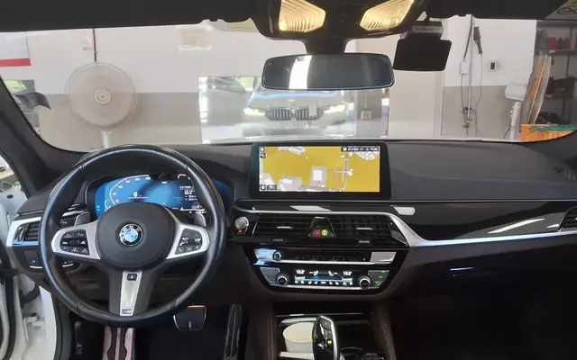 BMW 5- 2022