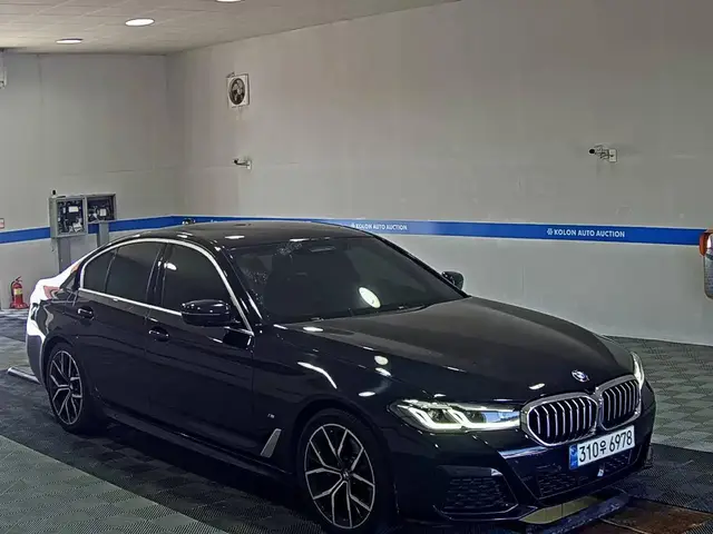 BMW 5- 2022