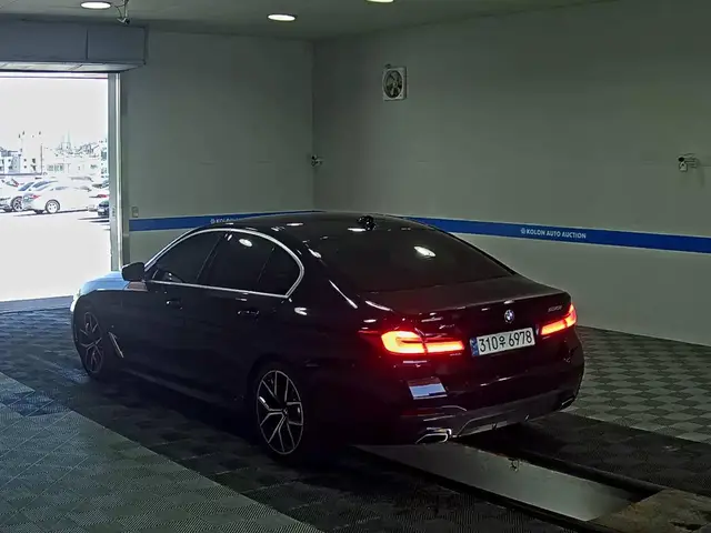BMW 5- 2022