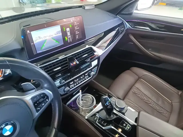 BMW 5- 2022