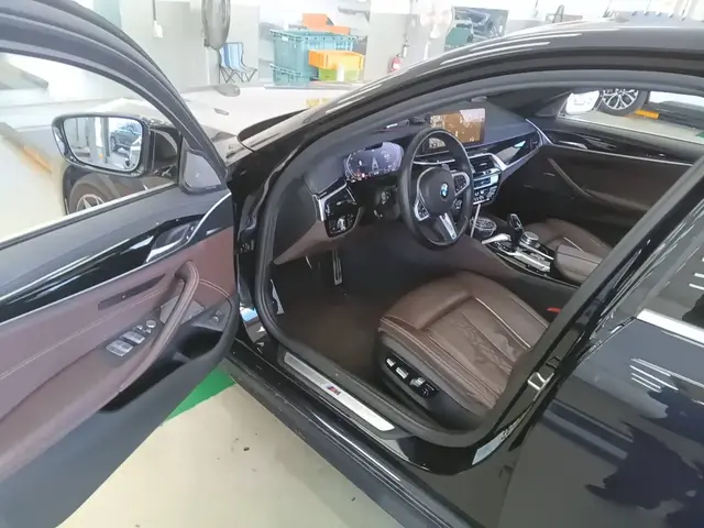 BMW 5- 2022