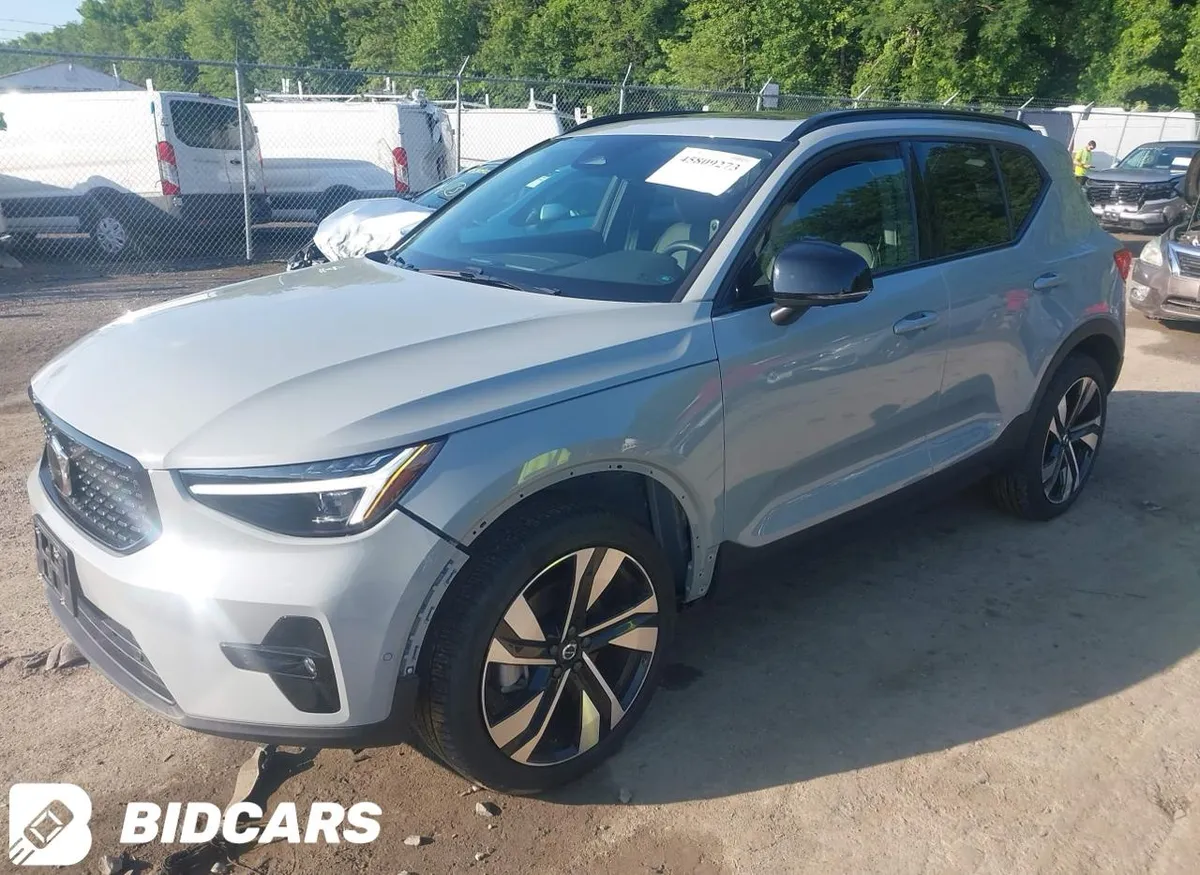 VOLVO XC40 2025