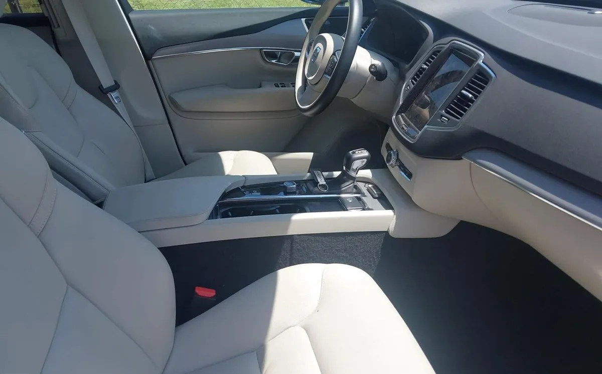 VOLVO XC90 MOMENTUM 7 PASSENGER 2022