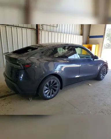 TESLA MODEL Y 2026