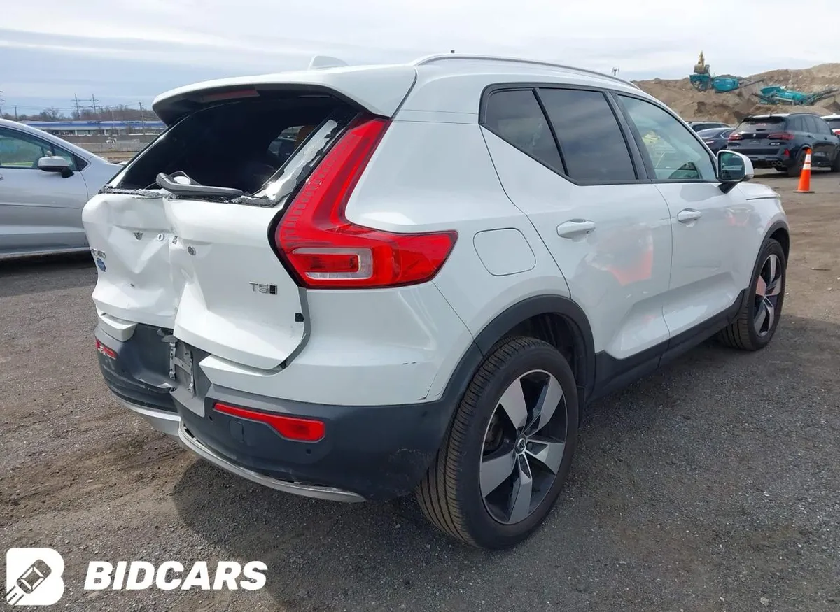 VOLVO XC40 MOMENTUM 2019
