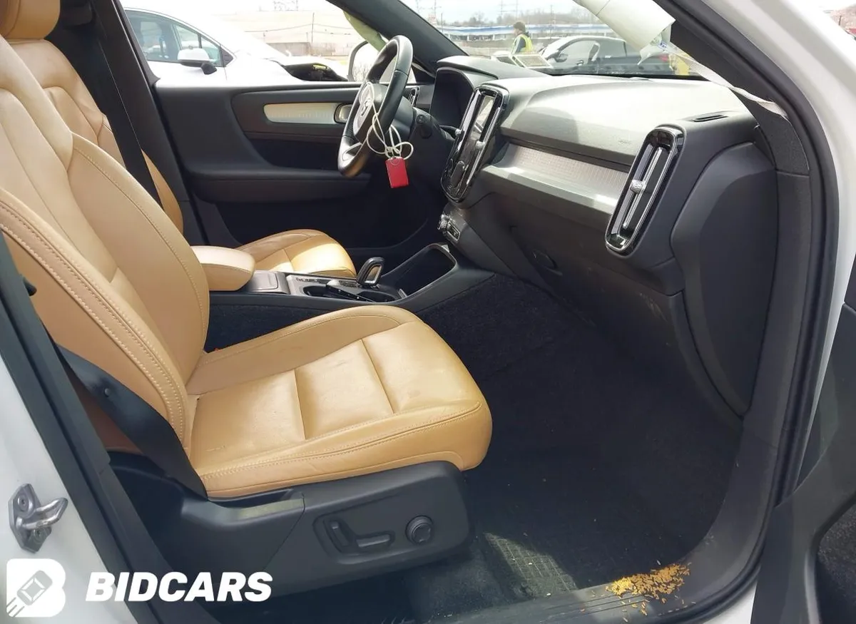 VOLVO XC40 MOMENTUM 2019