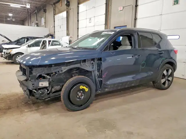 VOLVO CX40 MOMENTUM 2022