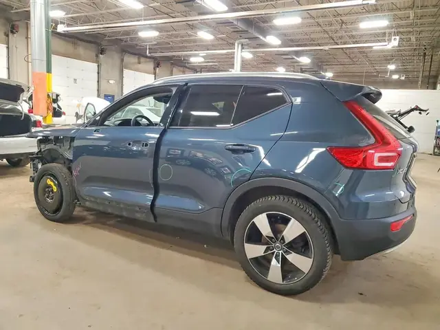 VOLVO CX40 MOMENTUM 2022