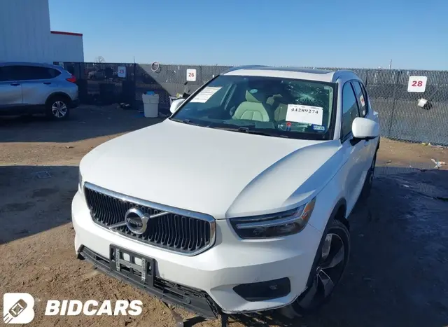 VOLVO CX40 MOMENTUM 2021