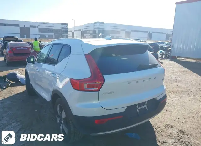 VOLVO CX40 MOMENTUM 2021