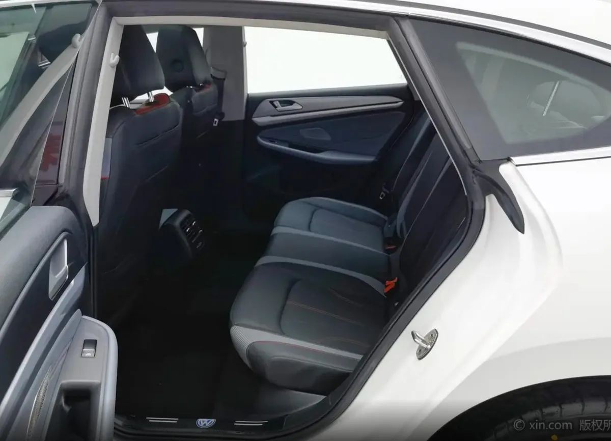 VOLKSWAGEN LAMANDO L 2023