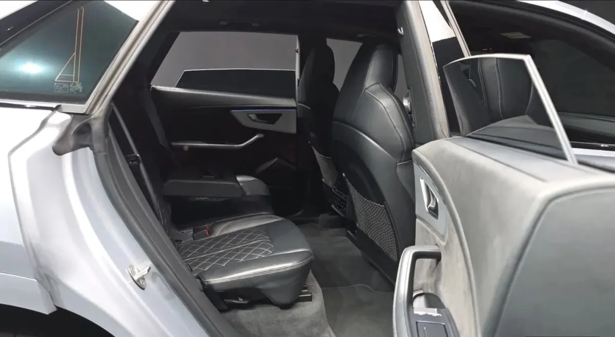 AUDI Q8 2021