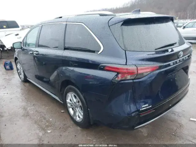 TOYOTA SIENNA PLATINUM 2023