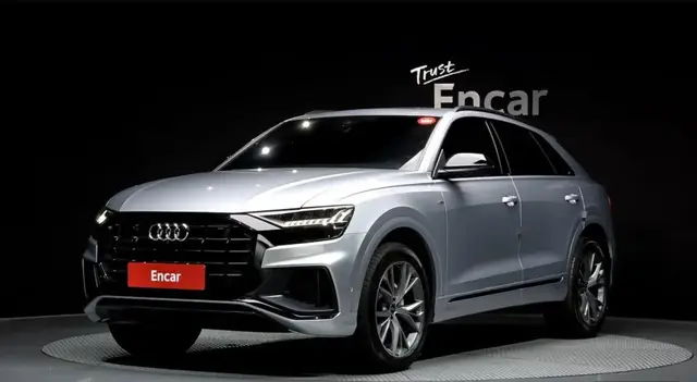 AUDI Q8 2021