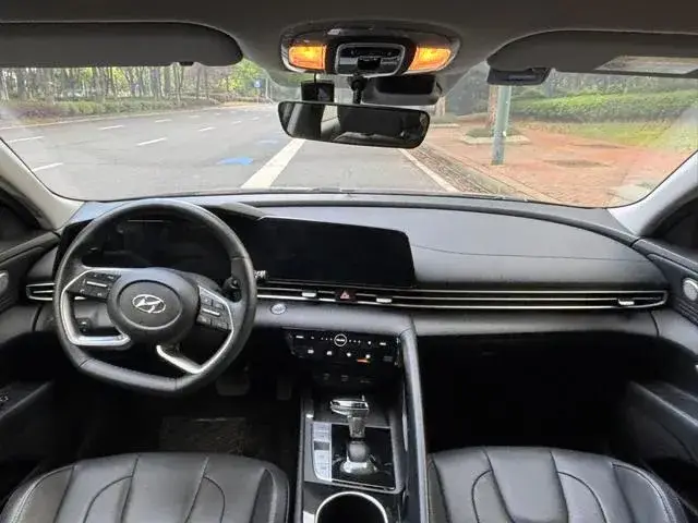 HYUNDAI ELANTRA LUX PREMIUM 2023