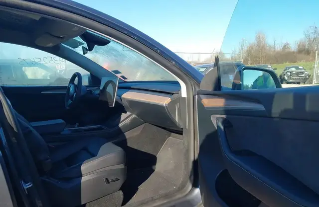 TESLA MODEL Y LONG RANGE 2023