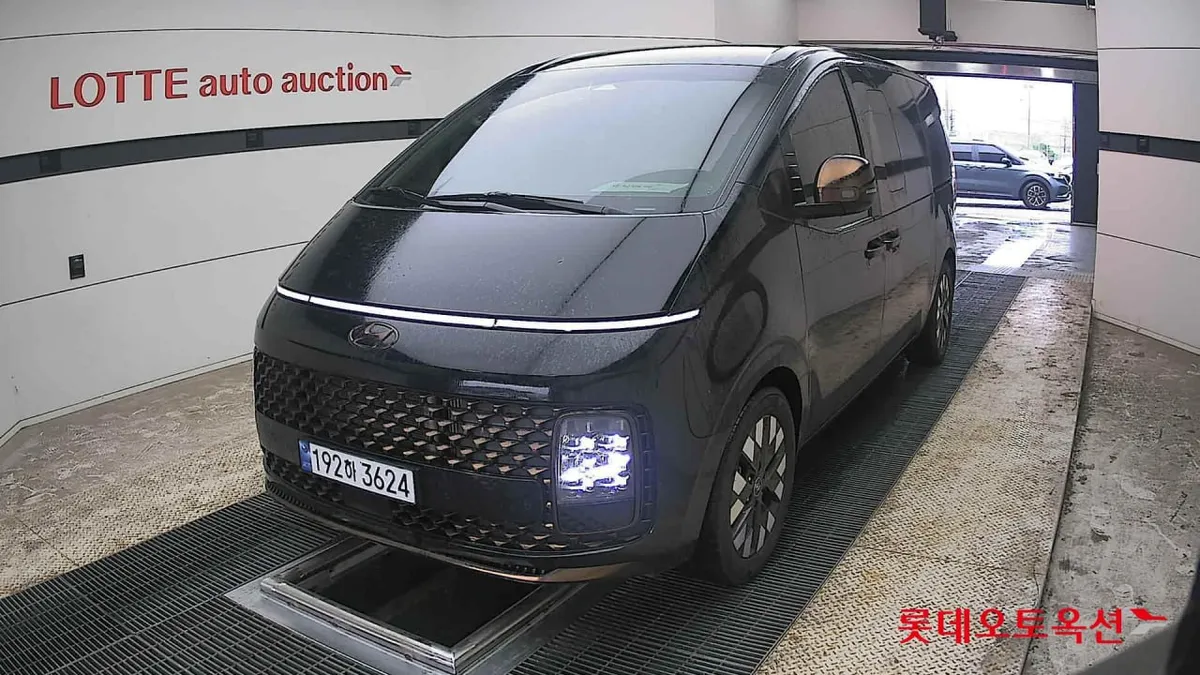 HYUNDAI STARIA LONUGE 4WD 9 2026