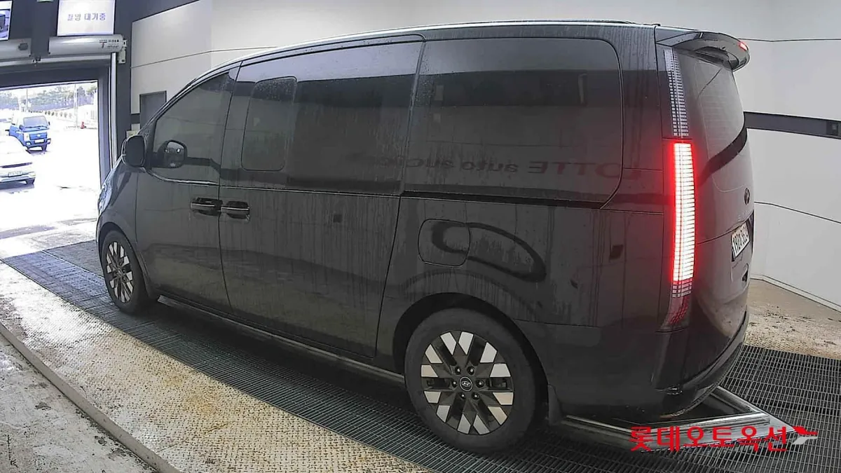 HYUNDAI STARIA LONUGE 4WD 9 2026