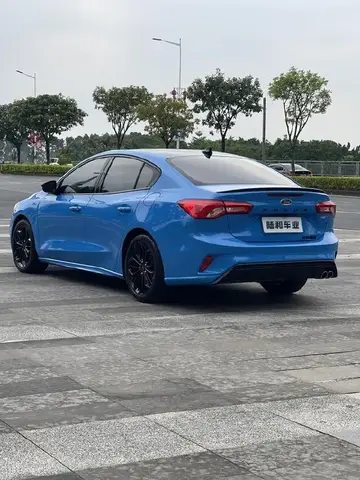 FORD FOCUS SEDAN 180 S 2022