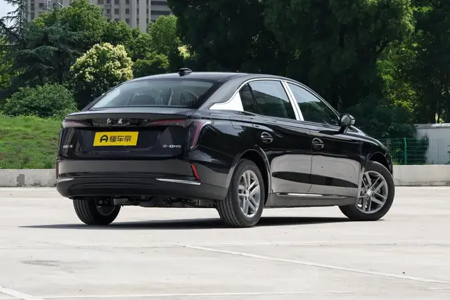 HONGQI E-QM5 TRAVEL 2025