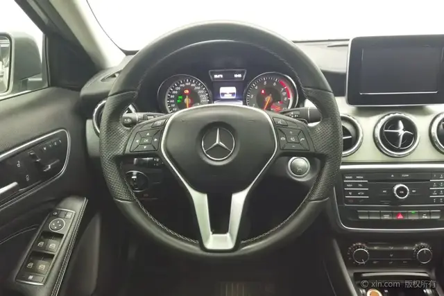 MERCEDES-BENZ GLA 200 FASHION EDITION 2016