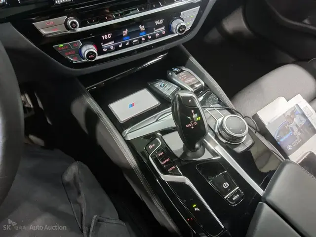 BMW 5 SERIES ПОДОГРЕВ И ВЕНТИЛЯЦИЯ И ПАМЯТЬ ПЕРЕДНИХ СИДЕНИЙ 2022