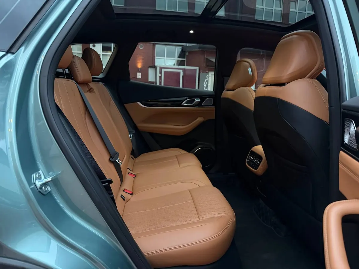 GEELY BOYUE L 20-ДЮЙМОВЫЕ ДИСКИ ПРОЕКЦИОННЫЙ ЭКРАН НА ВЕТРОВОЕ СТЕКЛО ПРЕМИАЛЬНАЯ АКУСТИКА INFINITY А ТАКЖЕ КРЕСЛА 2025