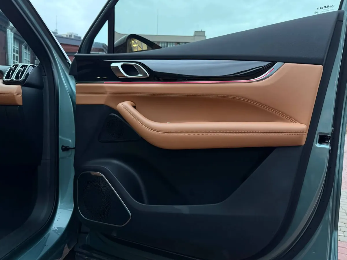 GEELY BOYUE L 20-ДЮЙМОВЫЕ ДИСКИ ПРОЕКЦИОННЫЙ ЭКРАН НА ВЕТРОВОЕ СТЕКЛО ПРЕМИАЛЬНАЯ АКУСТИКА INFINITY А ТАКЖЕ КРЕСЛА 2025