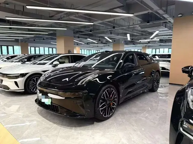 ZEEKR 001 2025