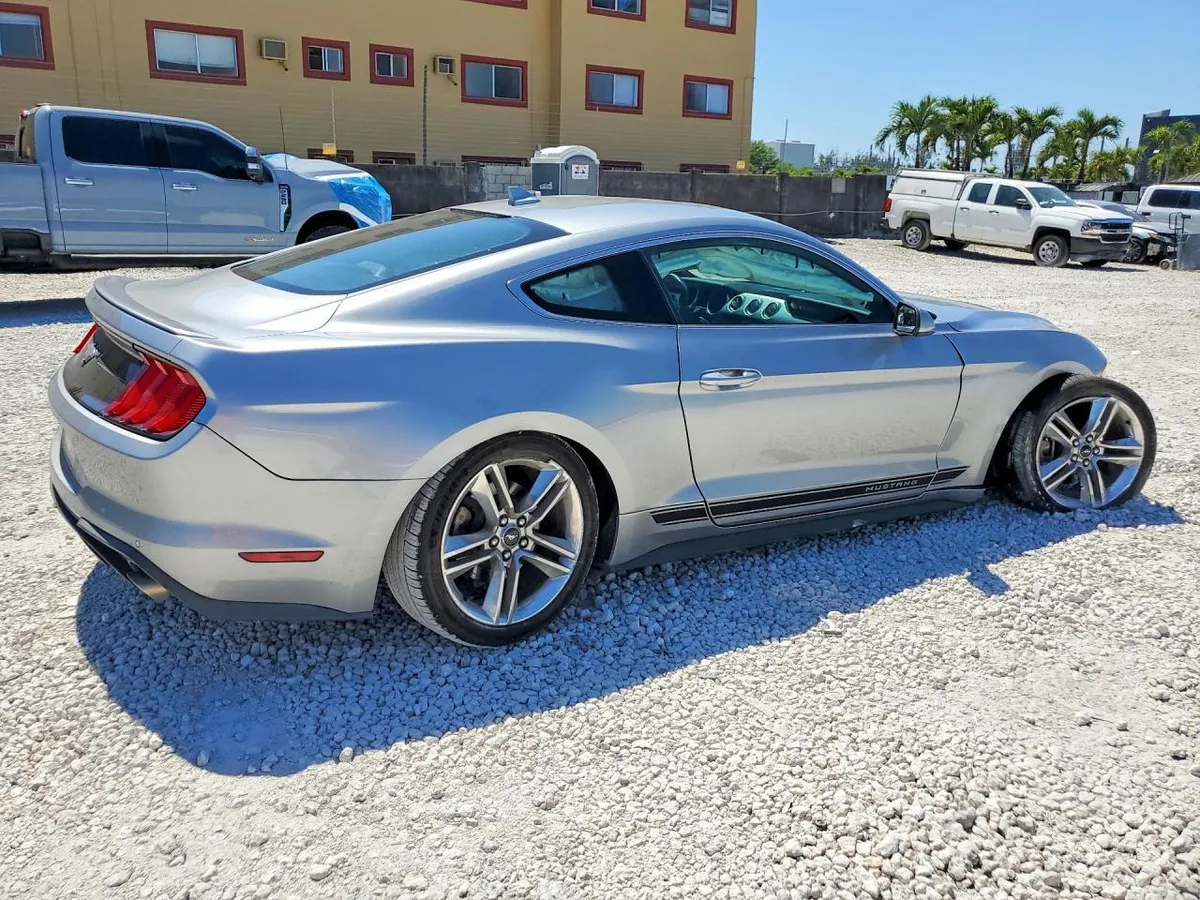 FORD MUSTANG 2021