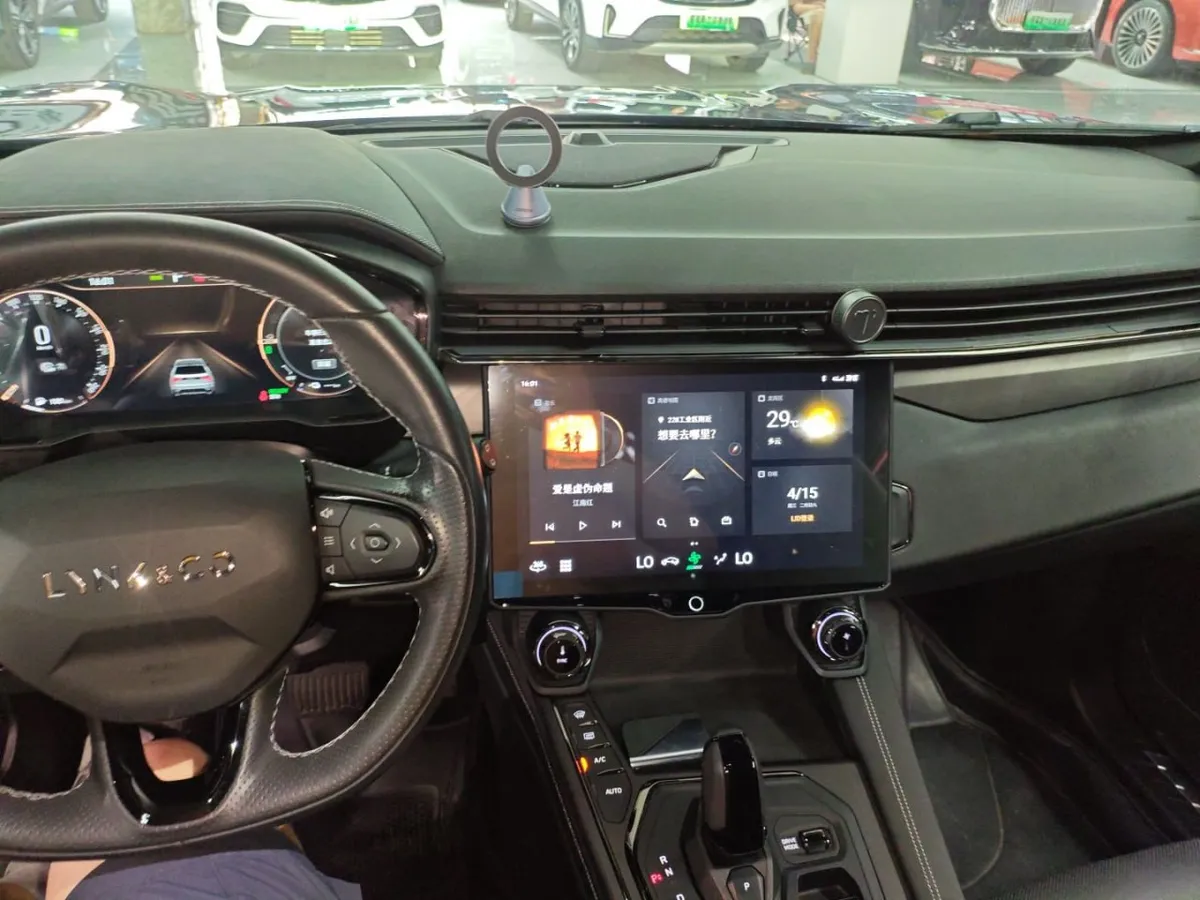 LYNK & CO 01 EM-P 2022