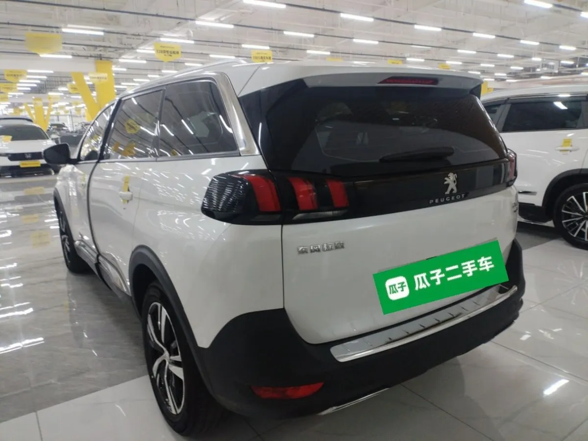 PEUGEOT 5008 2021