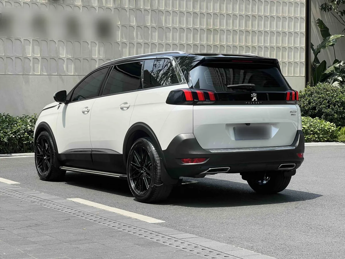 PEUGEOT 5008 2021