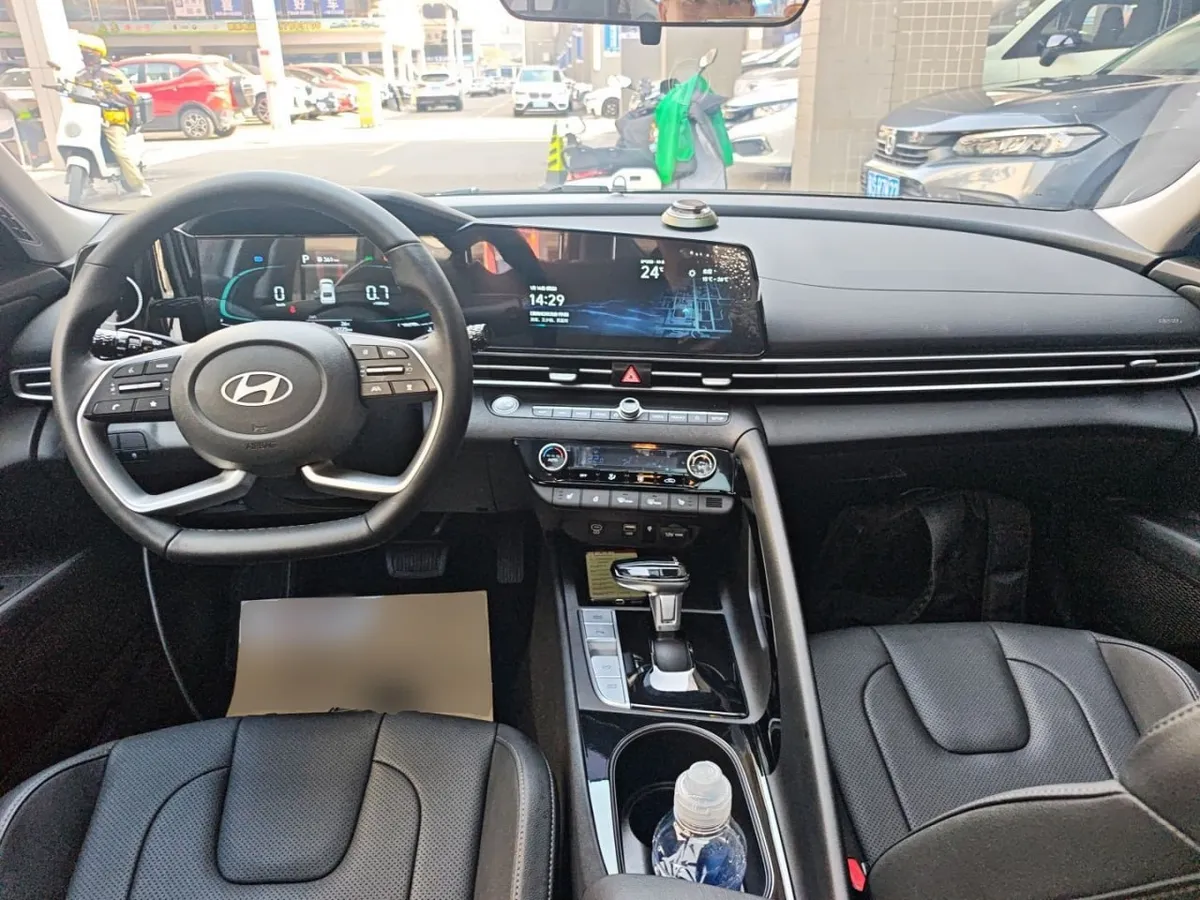 HYUNDAI ELANTRA PRESTIGE 2024
