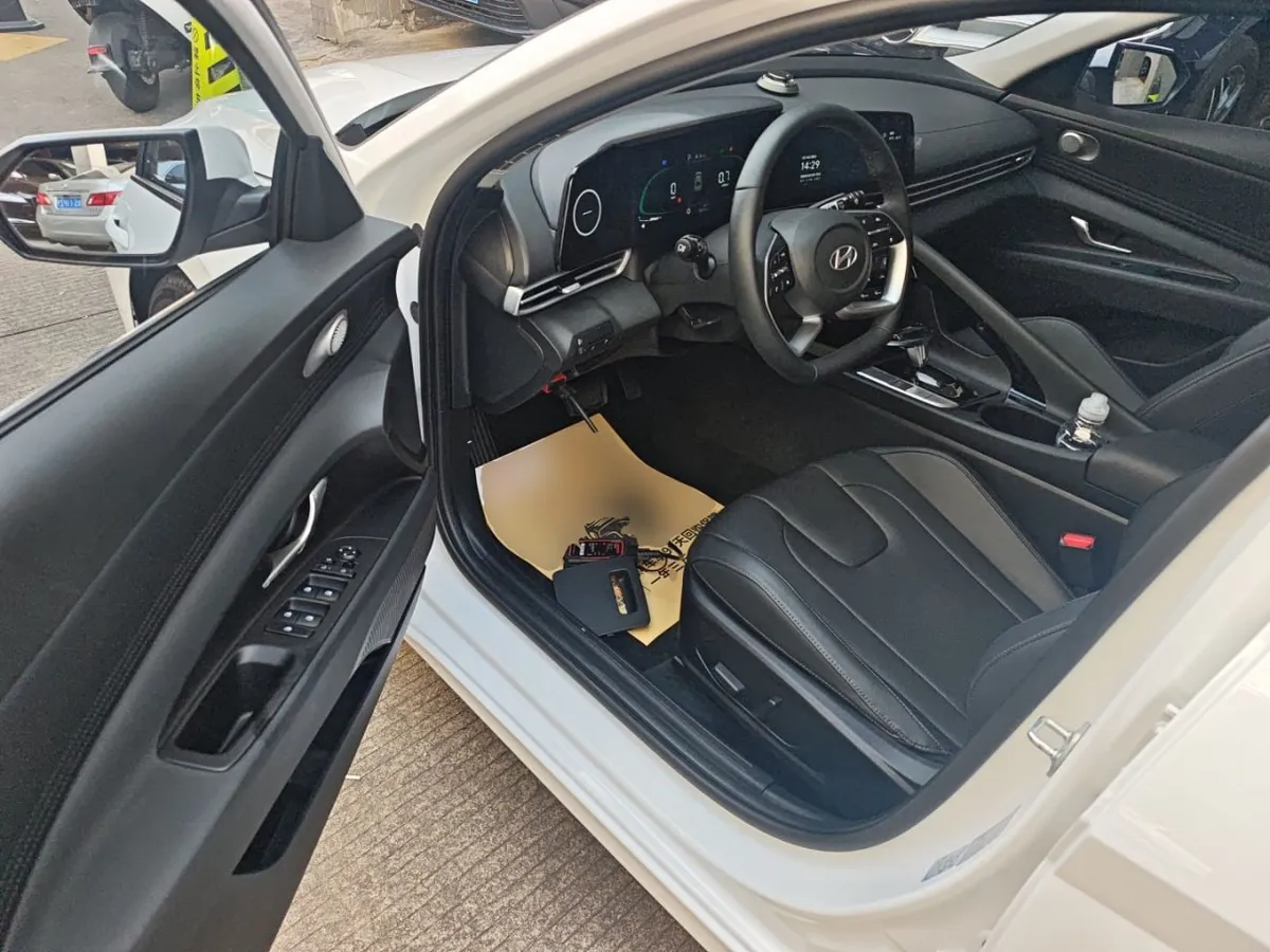 HYUNDAI ELANTRA PRESTIGE 2024