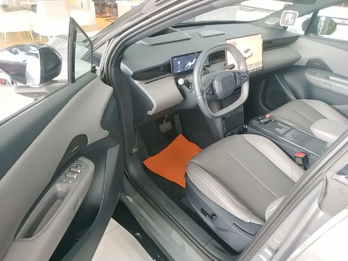 LYNK & CO Z20 2024