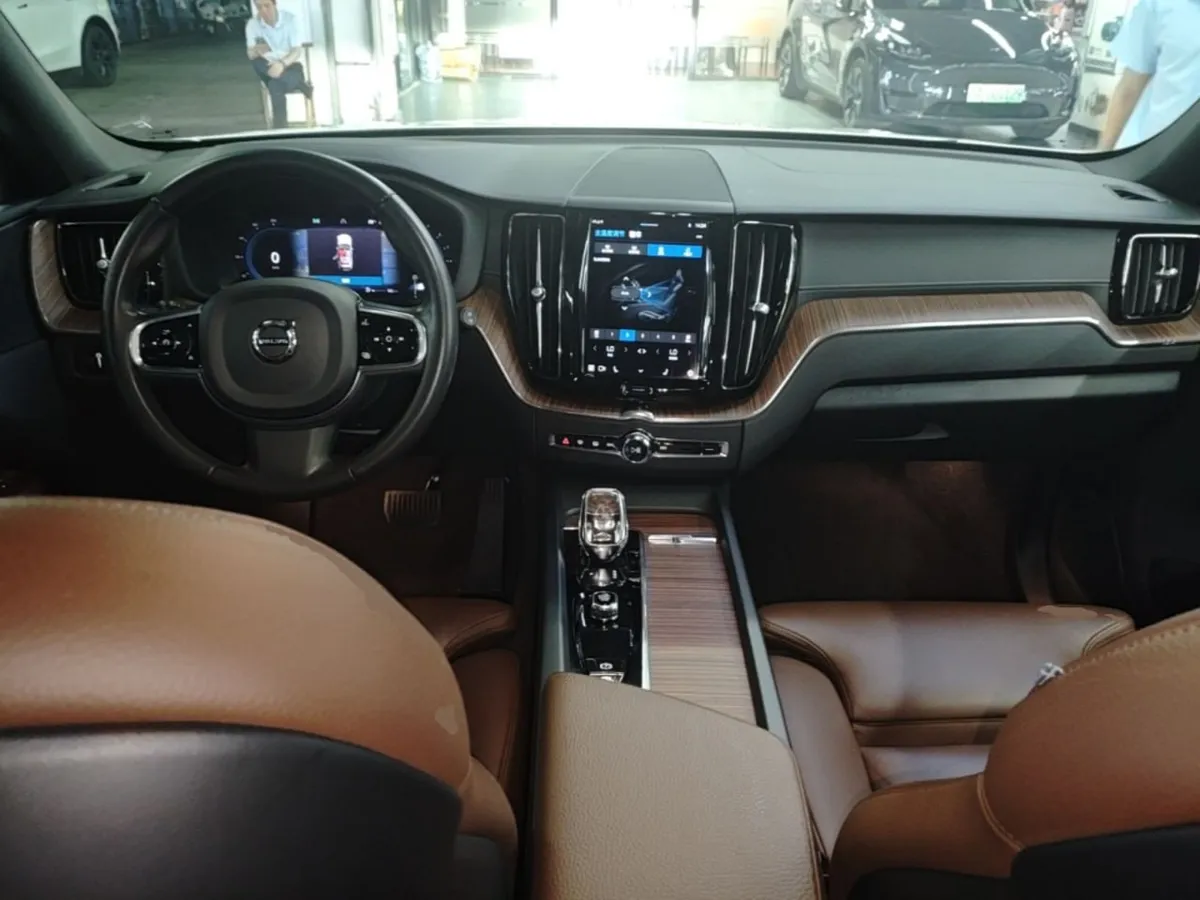 VOLVO XC60 LUXURY 2022