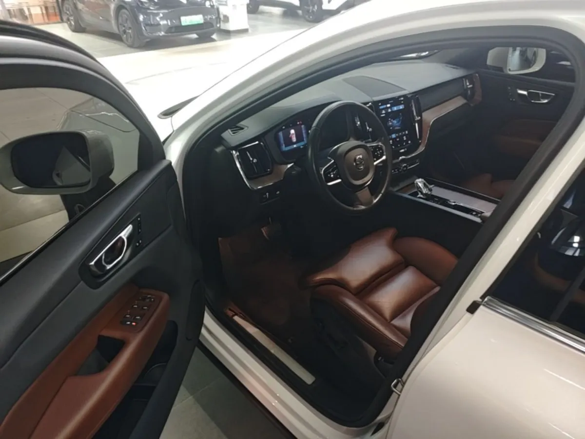 VOLVO XC60 LUXURY 2022