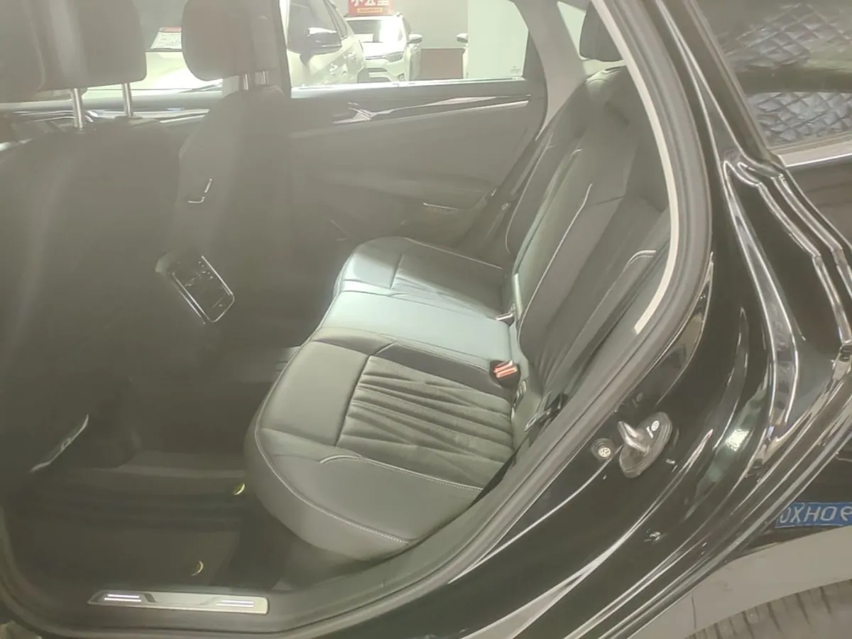 VOLKSWAGEN PASSAT LUXURY 2023