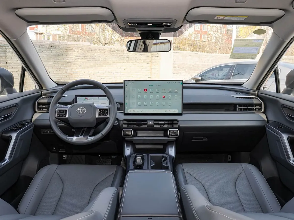 TOYOTA RAV4 LUXURY 2026