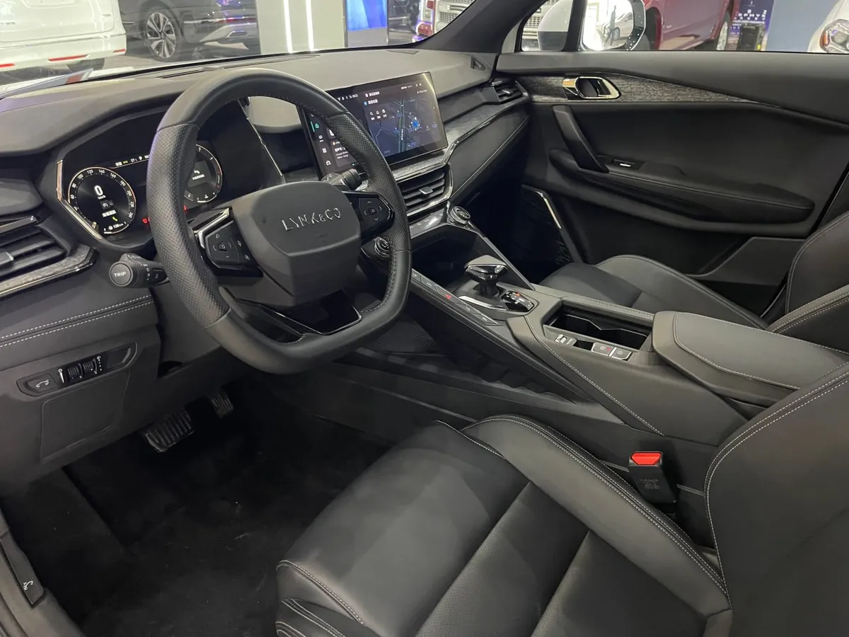 LYNK & CO 06 EM-P 2023