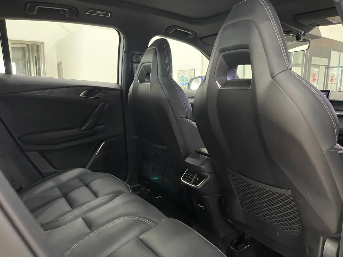 LYNK & CO 06 EM-P 2023