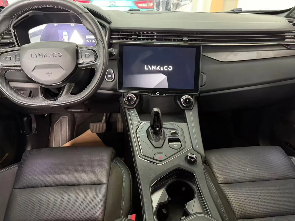 LYNK & CO 01 2022