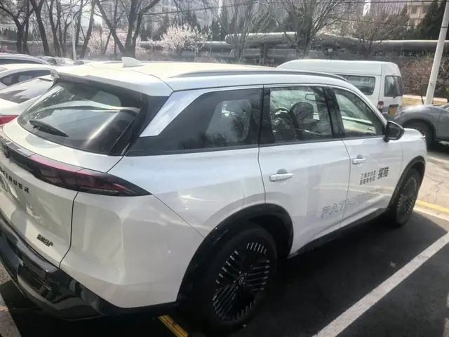 NISSAN PATHFINDER 2024